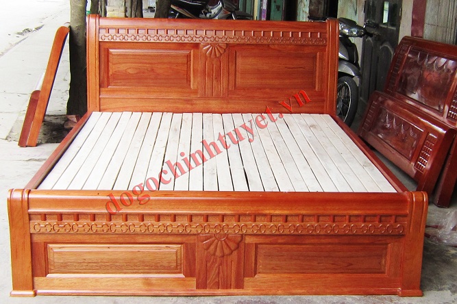 Giường gỗ Xoan Đào kiểu hạt dẻ ở Thái Bình